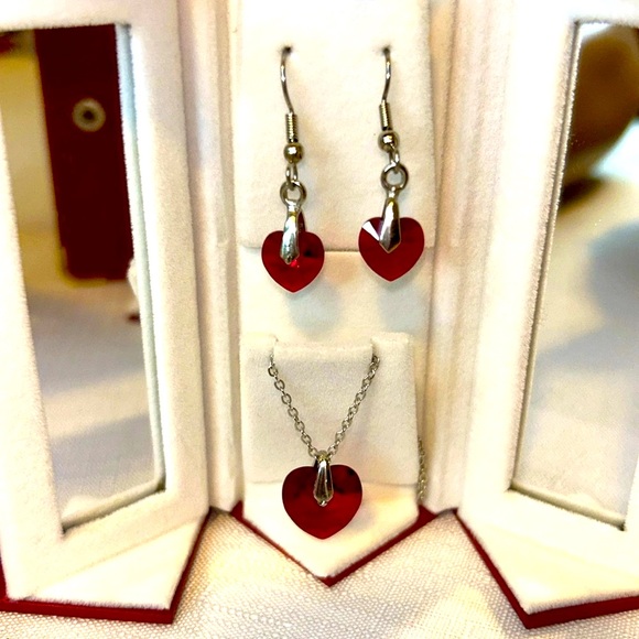 Swarovski Crystal Red Heart Necklace & Earrings Set New with Jewelry Box - Picture 2 of 5